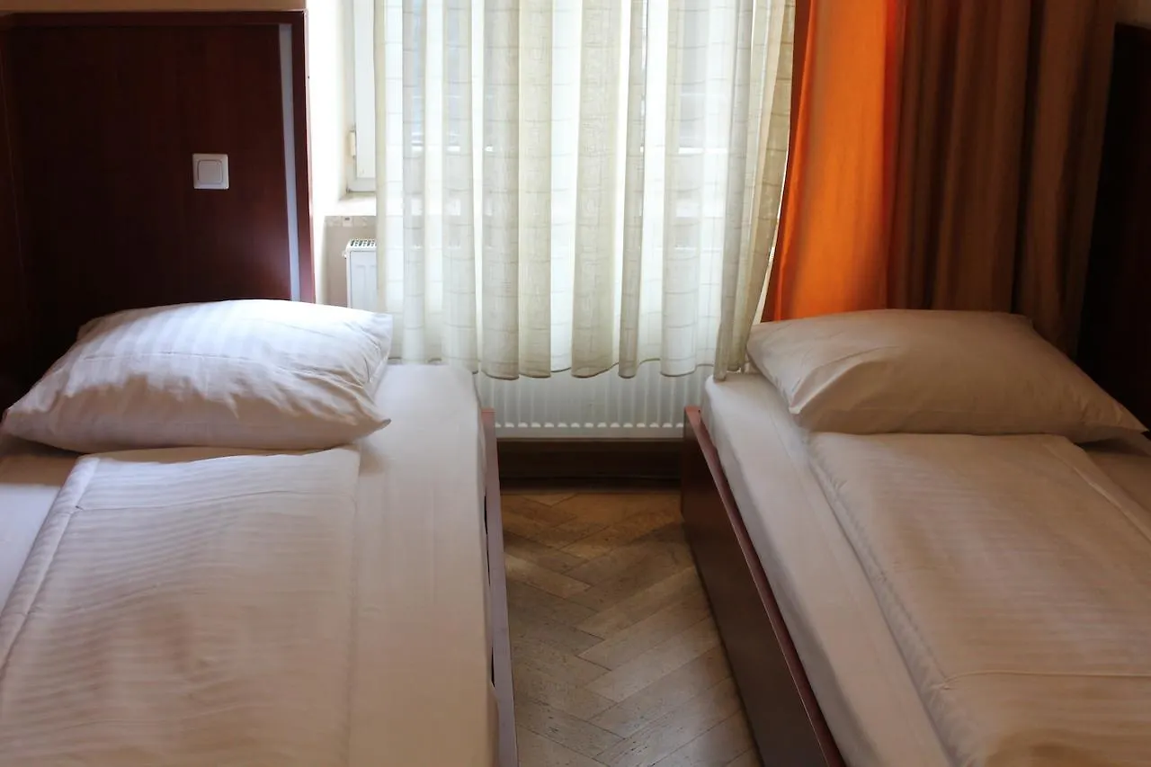 Pension Tillo Münih 2*,  Almanya